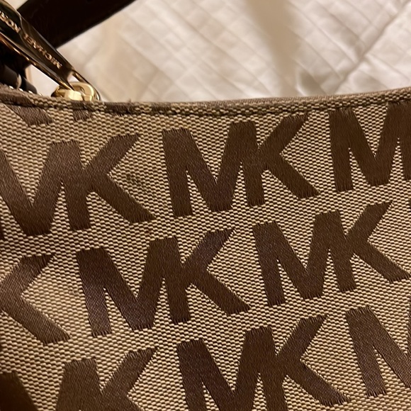 Michael Kors Small Shoulder Bag - Picture 5 of 11